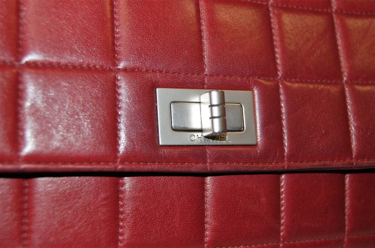 Chanel - Authenticated East West Chocolate Bar Handbag - Leather Red for Women, Good Condition