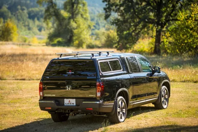 Leer 100XR Fiberglass Truck Cap