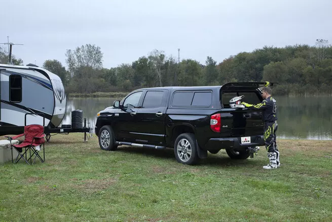 Leer 100XR Fiberglass Truck Cap