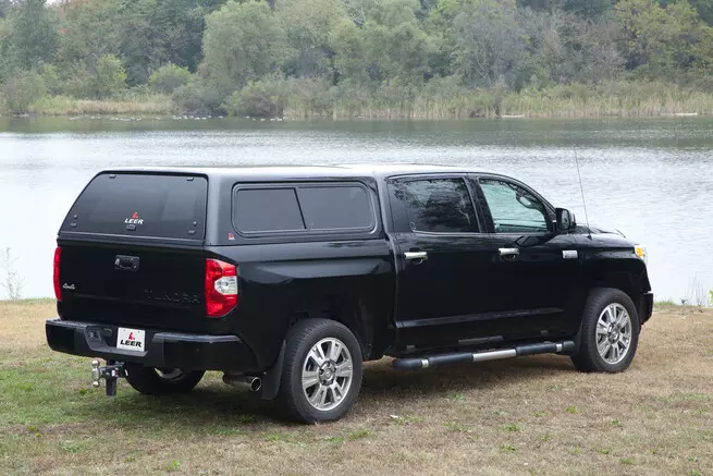 Leer 100XR Fiberglass Truck Cap