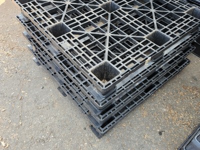 43" x 43" Plastic Pallets Used Projects.