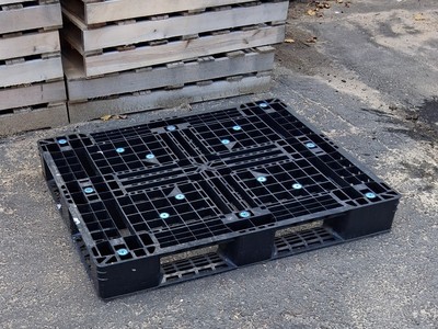 39" x 47" Used Plastic Pallets Projects.